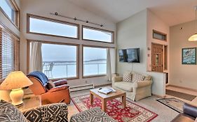 Spacious Family Home With Deck And Million-Dollar View